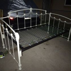 Elliot Designs Daybed Wrought Iron Brass Sturdy Heavy 