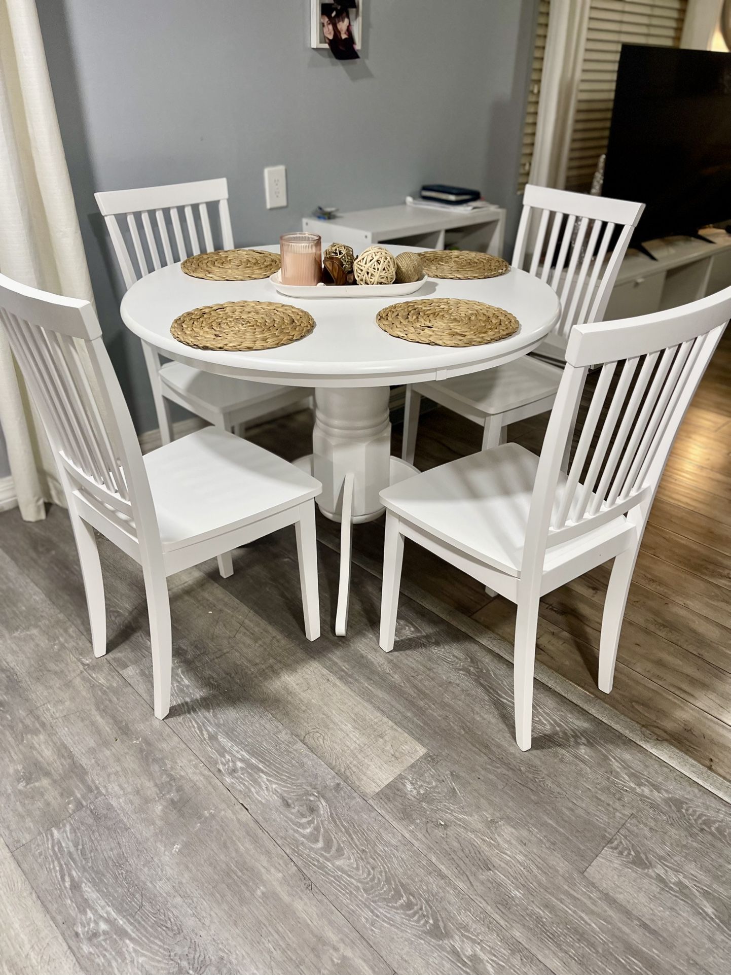 BEAUTIFUL TABLE 4 chairs LIKE NEW