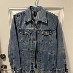 WOMANS GAP DENIM JACKET  SIZE XS