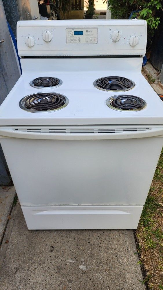 Preciosa Estufa Electrica Whirlpool Luz 220V Lista Para Usar Super Limpia Trabaja Muy Bien Los Cuatro Quemadores Y El Horno $150
