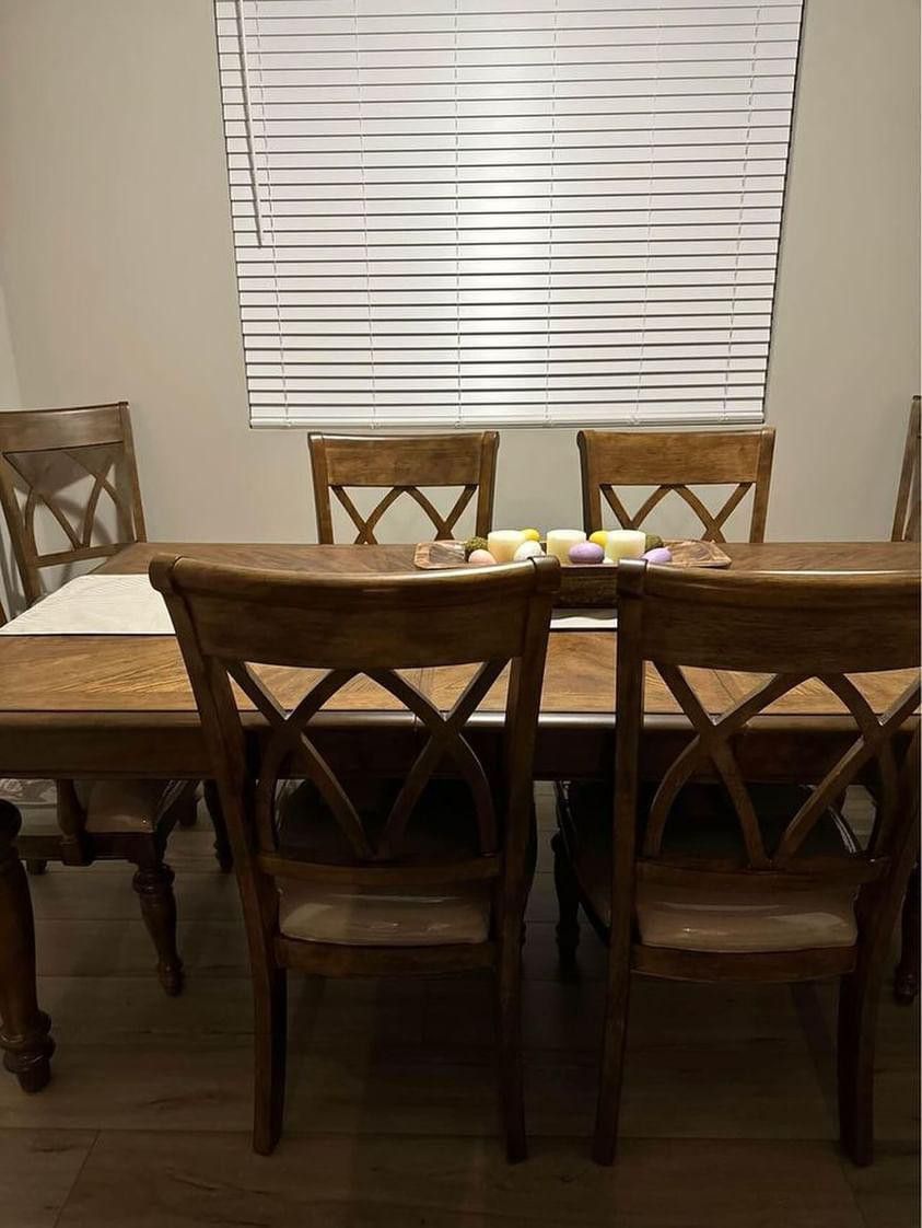 Haverty's Dining Table With Leaves And Chairs for Sale in Seattle, WA