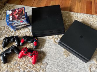 PS4 and PS4 Pro with 4 controllers and games