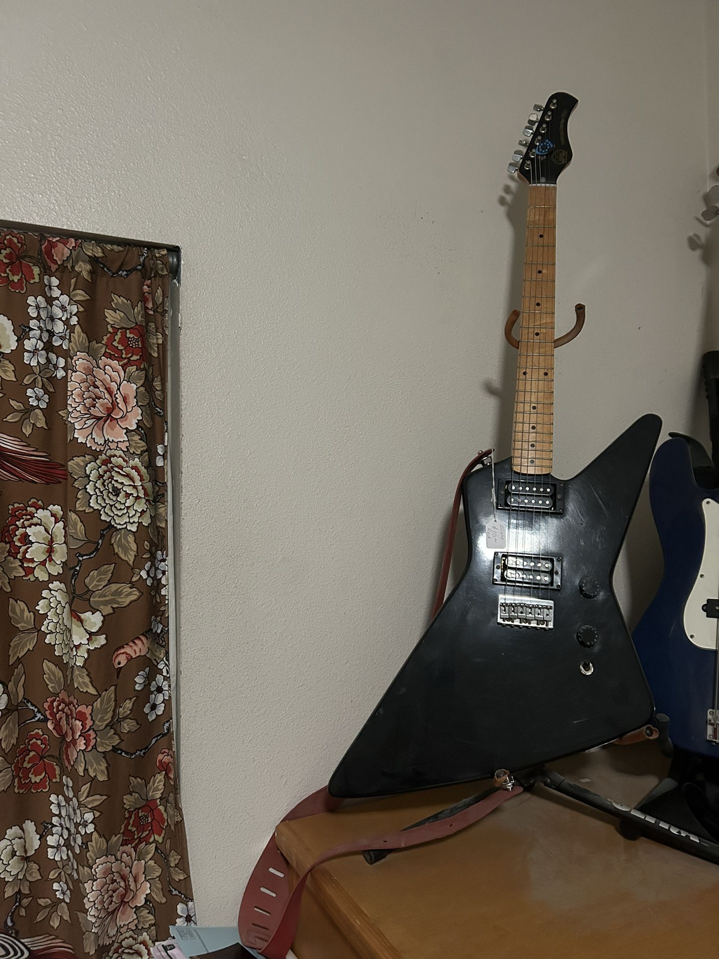 Hondo Deluxe Series 780 Electric Guitar
