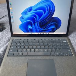 Microsoft Surface Laptop, Core i7 / 8GB RAM  / Windows 11 Pro / 13.5” Touchscreen