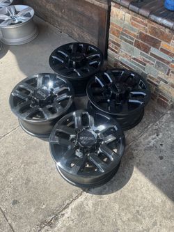 18” GMC SIERRA AND SILVERADO 2500 wheels.