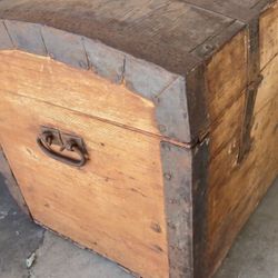 Antique trunk 19th-century rounded top