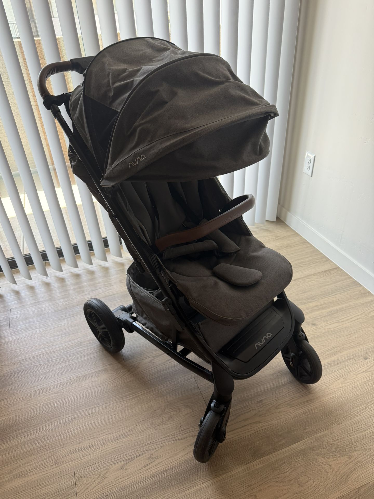 Nuna Stroller - Like New Condition - Black Gray Color