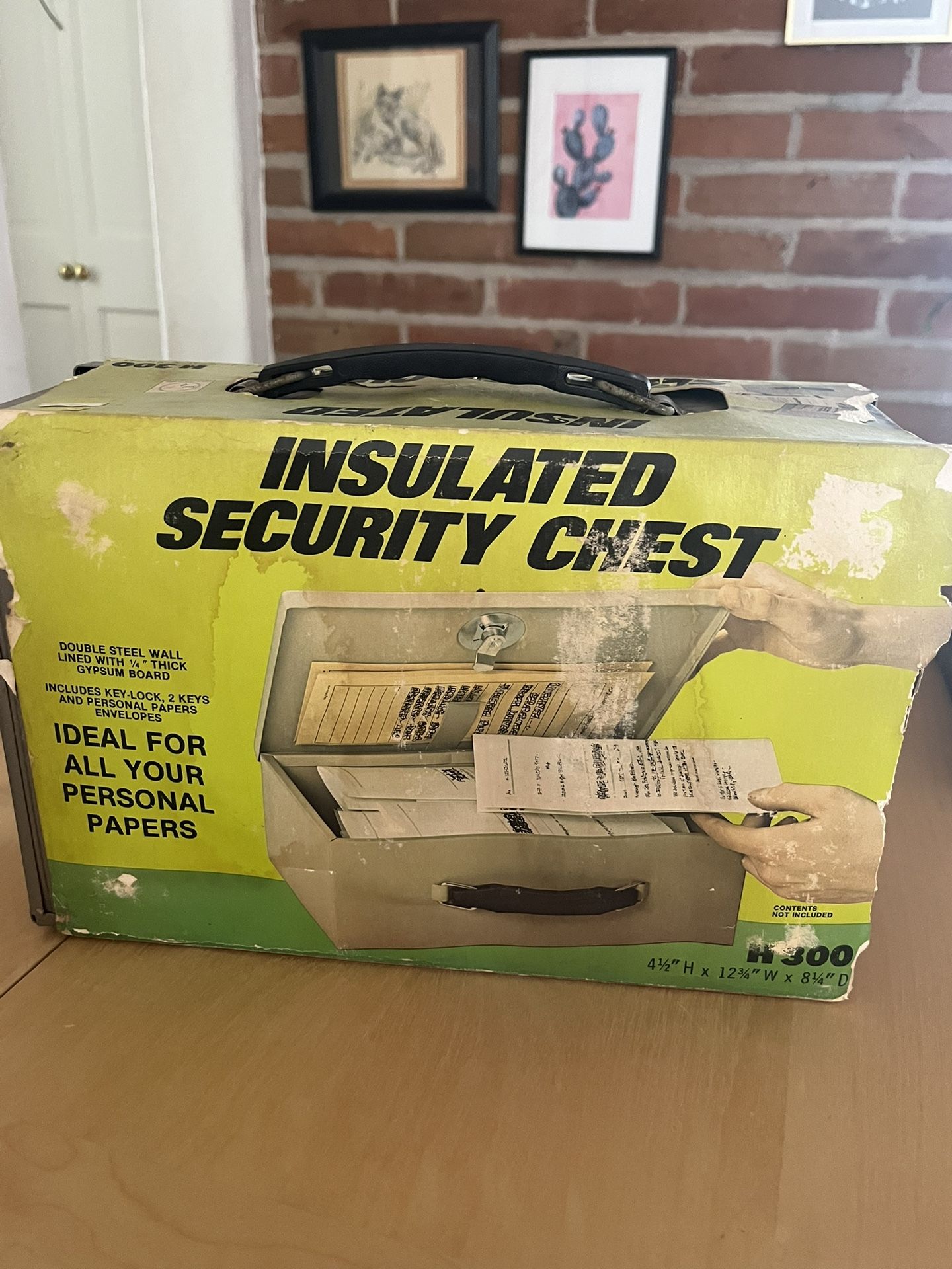 New Insulated Security Chest With Lock & 2 Keys