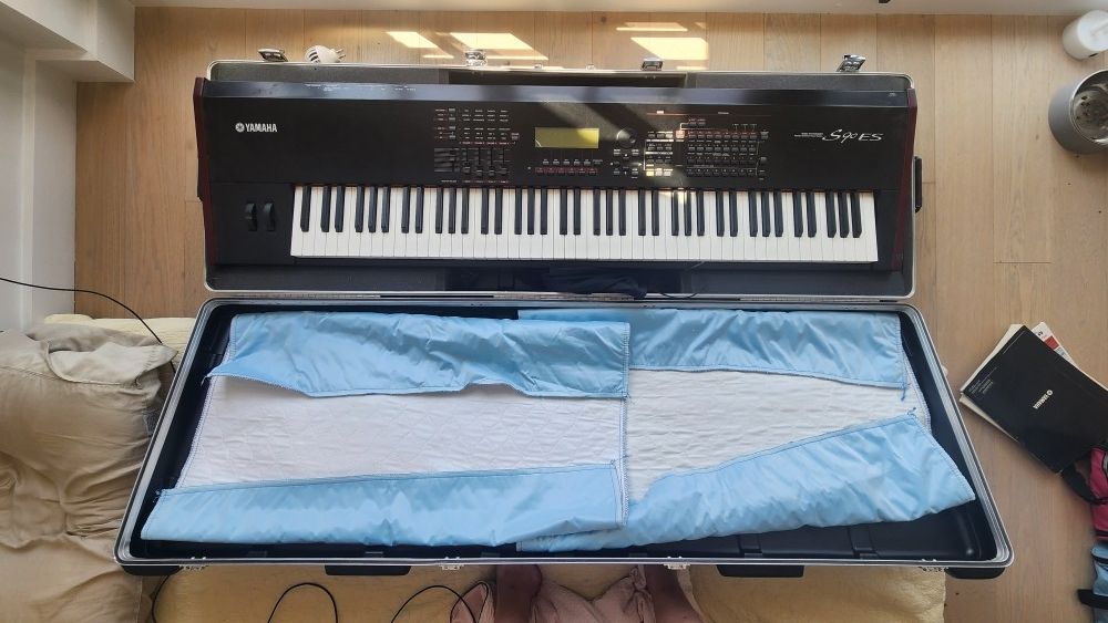 Yamaha S90ES 88 key synthesizer with Hard case