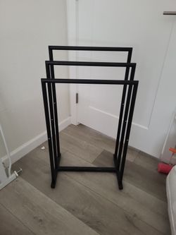 Black Metal Freestanding Towel Rack