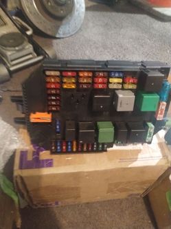 2007 Mercedes S550  w221 front under hood  fuse box relay