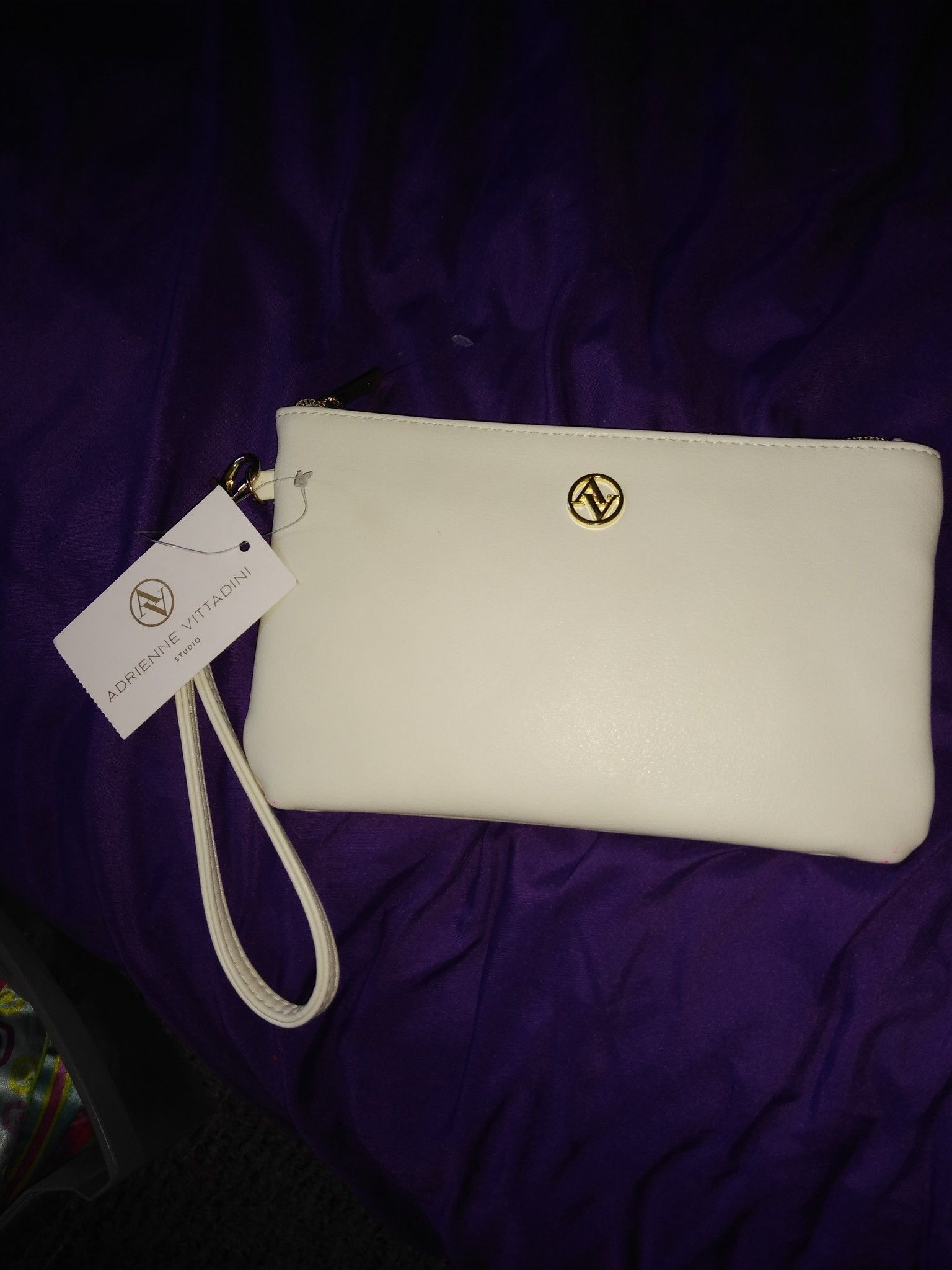 Nwt. ADRIENNE VITTADINI Ivory Charging Zip Wallet Wristlet - iPhone, Android