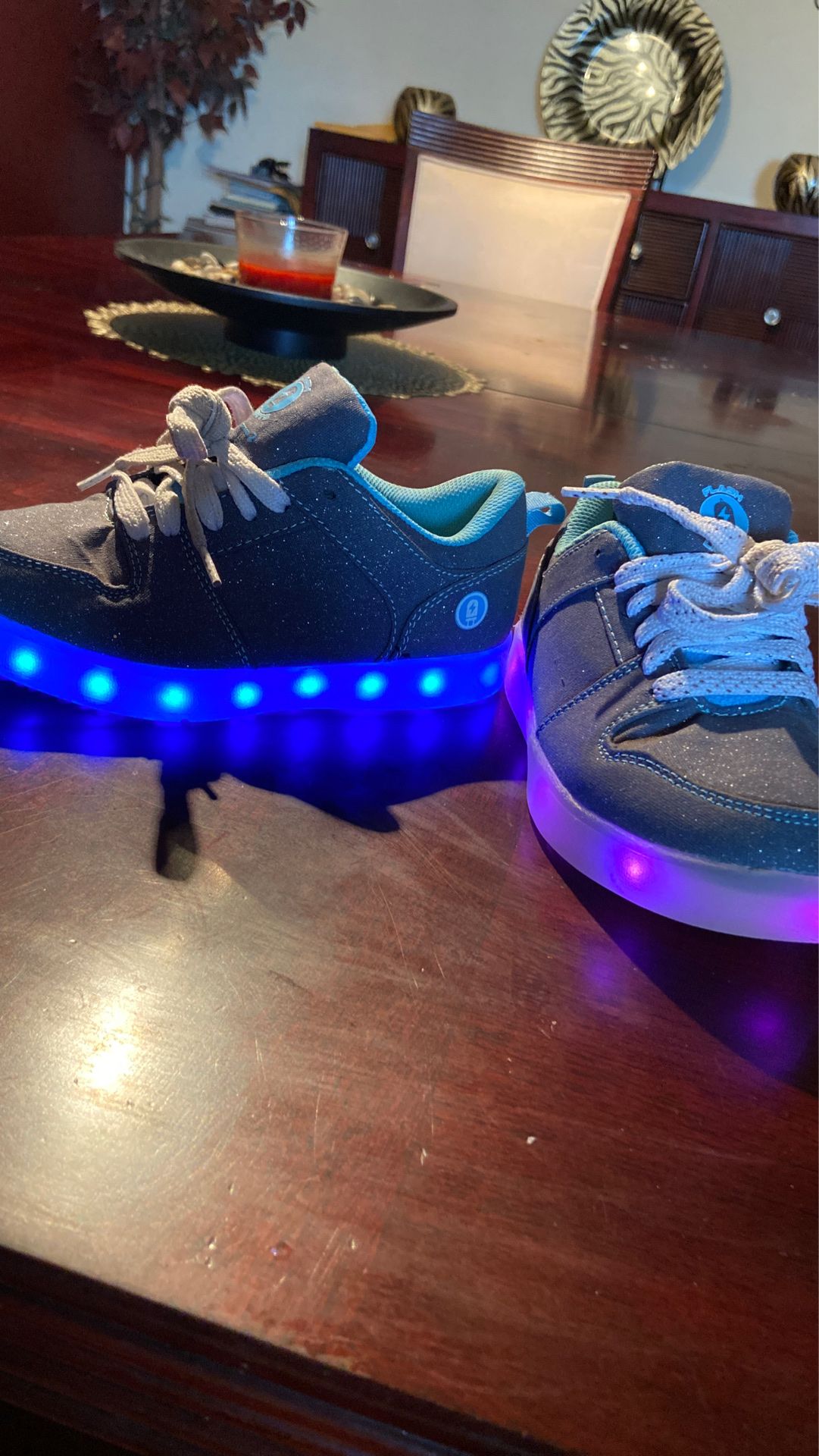 Kids light up shoes like new