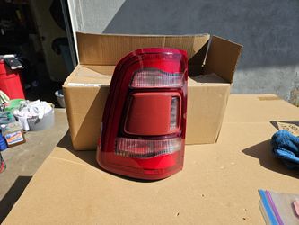 2019 TO 2023 DODGE RAM 1500 TAIL LIGHT OEM LH LEFT DRIVER W/O BLIND SPOT 1AD OEM IN EXCELLENT USED CONDITIONS ONLY HAS SMALL SCRATCH YOU SEE 