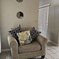 Stylish Accent Chair — Excellent Condition