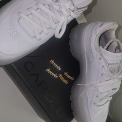 Reebok Cardi Size 7