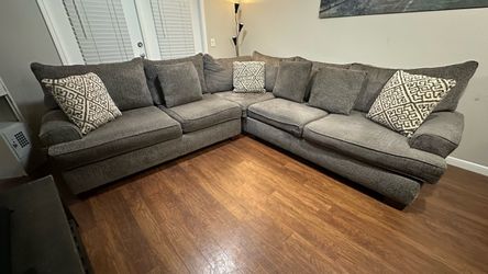 Large sectional couch- gray. Good condition