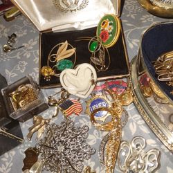 jewerly lot brooches, pins, jewerly box, vintage jewery sarah covetry