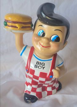Vintage 2001 Advertising Coin Piggy Bank Big Boy w/Hamburger 8"
The Vintage 2001Advertising Coin Piggy Bank featuring the Big Boy character with a ham