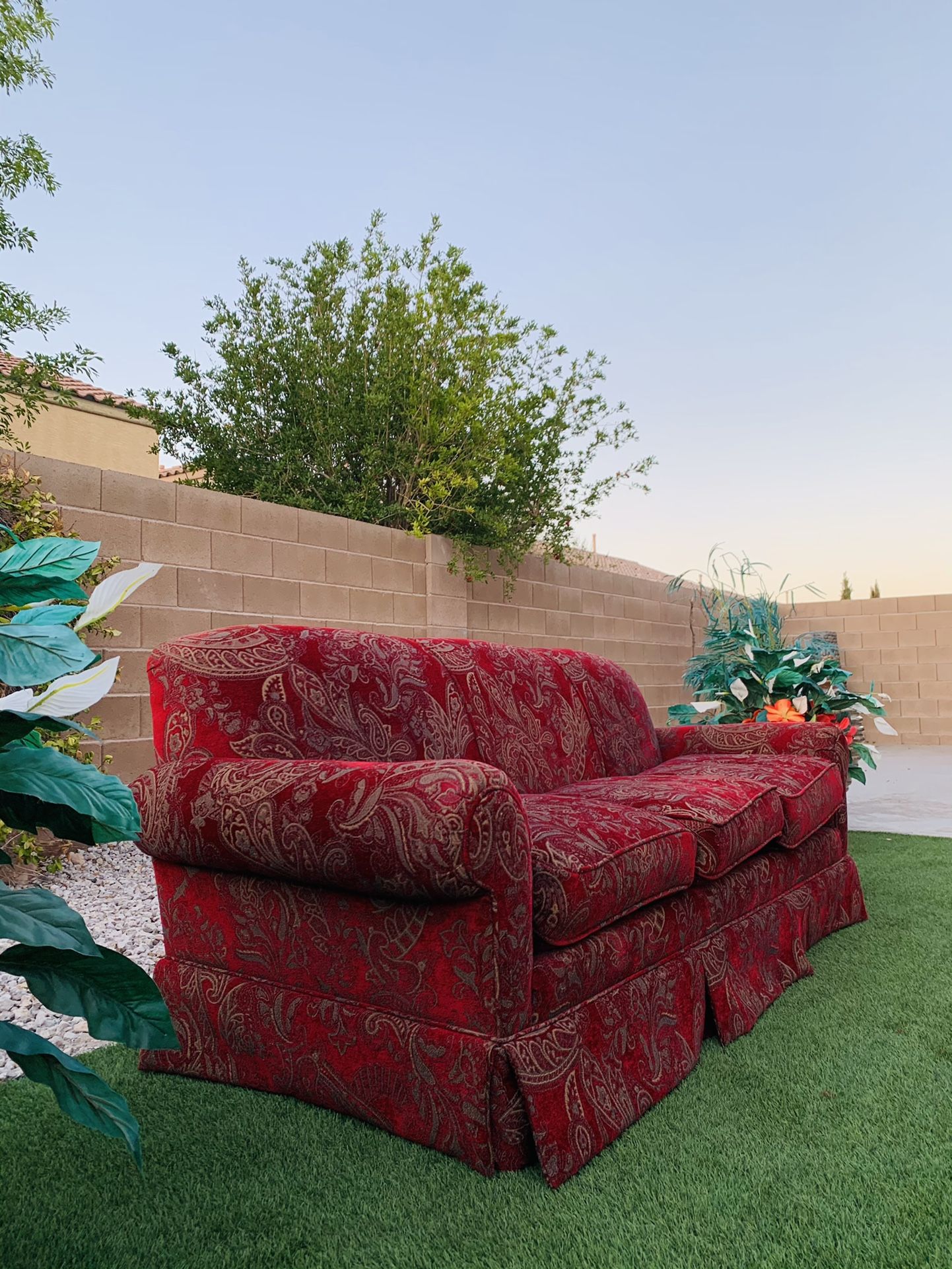BEAUTIFUL LIVING ROOM SET ( GENTLY USED 🥰👌🏻 ) FREE DELIVERY 🚛 FIRM PRICE $1250 ( RED COLOR ) SMOKE/PETS FREE 🥰