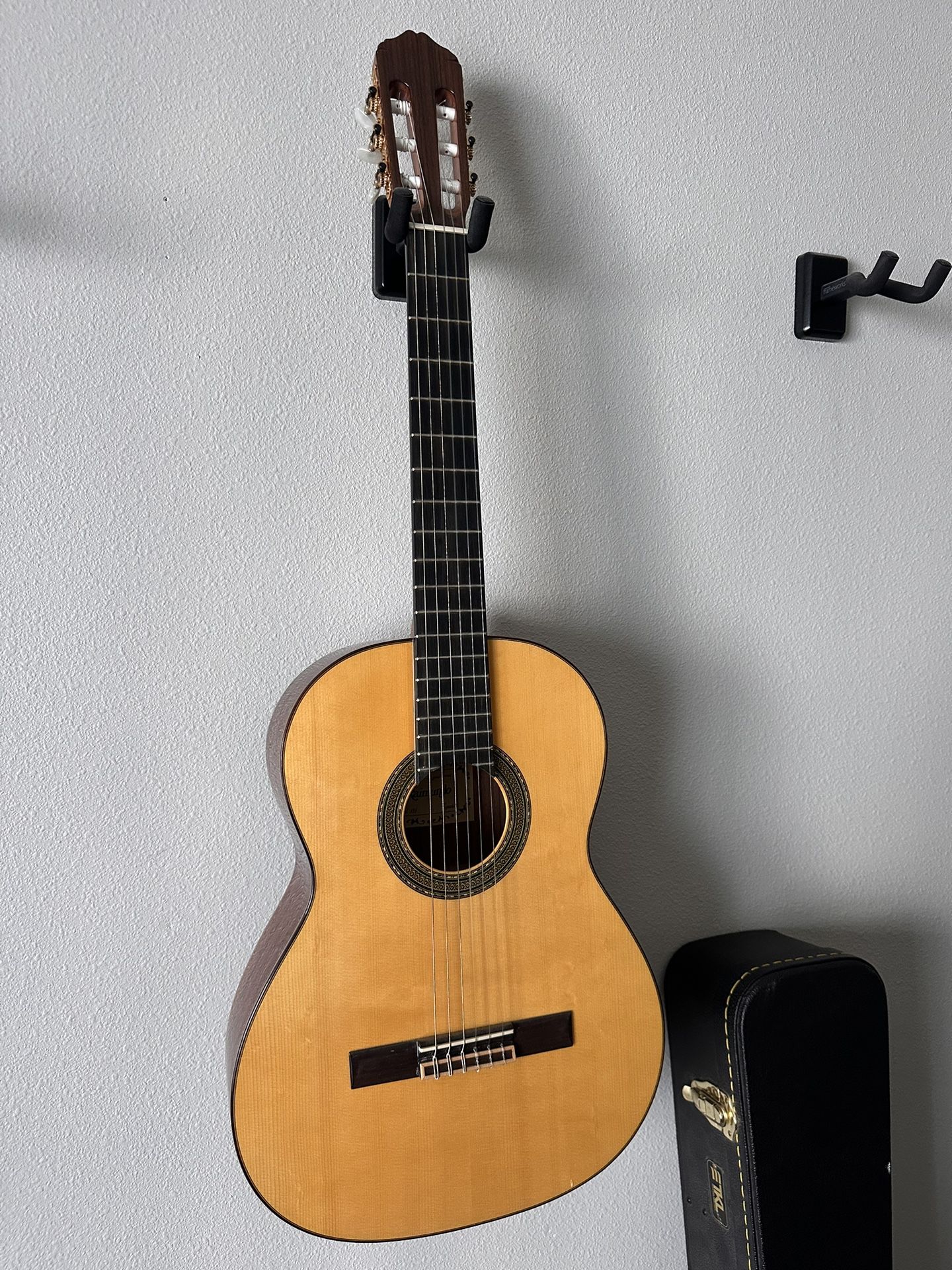 Raimundo 128 Classical Guitar