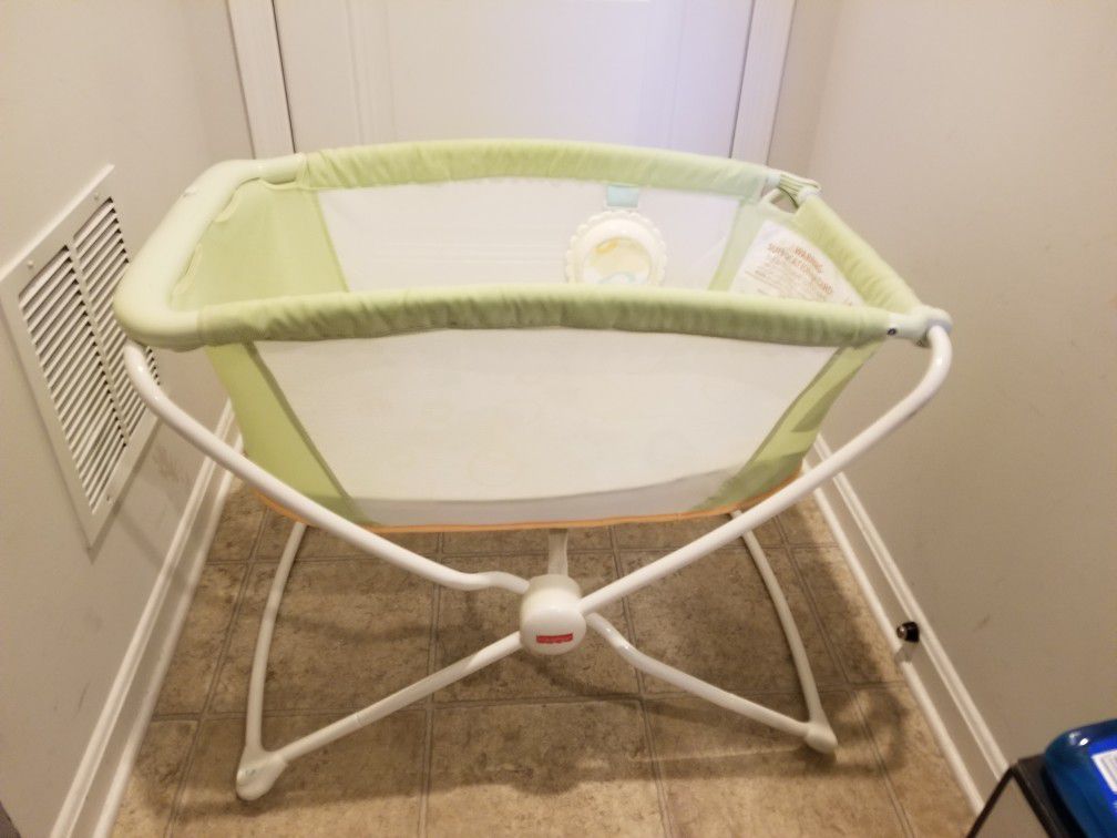 Foldable Fisher Price bassinet 
