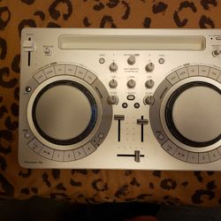 Pioneer DJ DDJ-WeGO4-W - Portable DJ Controller - iOS compatible (White)

