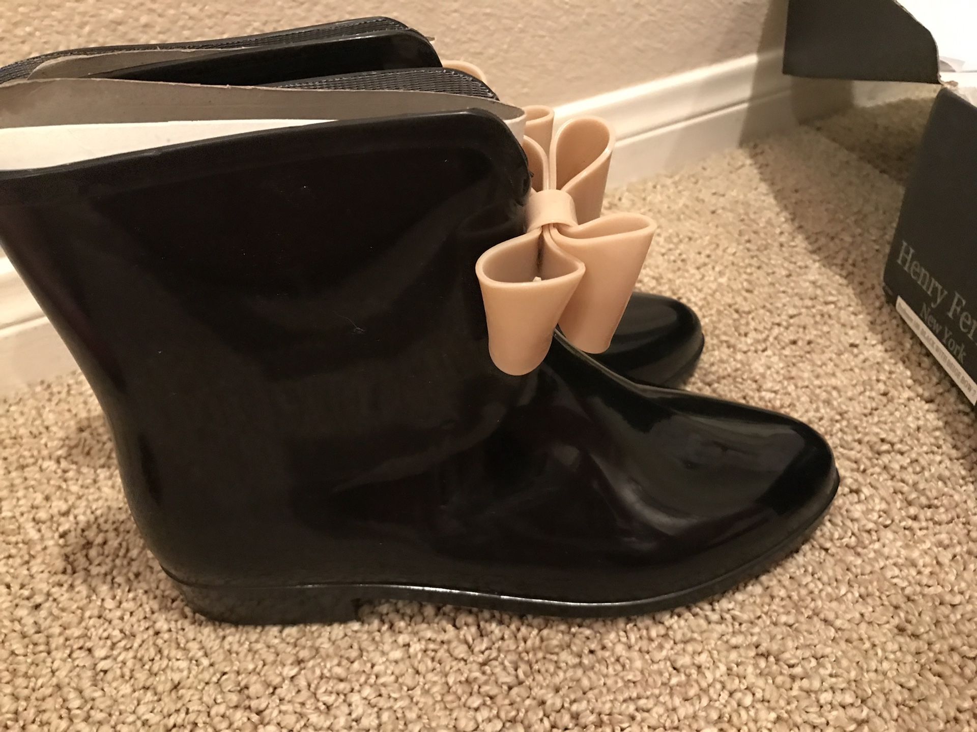 Henry Ferrera Rain boots black with beige bow size 7