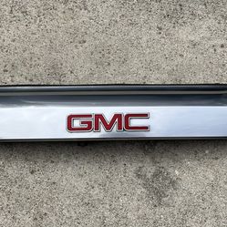 USED Genuine OEM REAR Tailgate Garnish for 2016-2017 GMC Terrain models