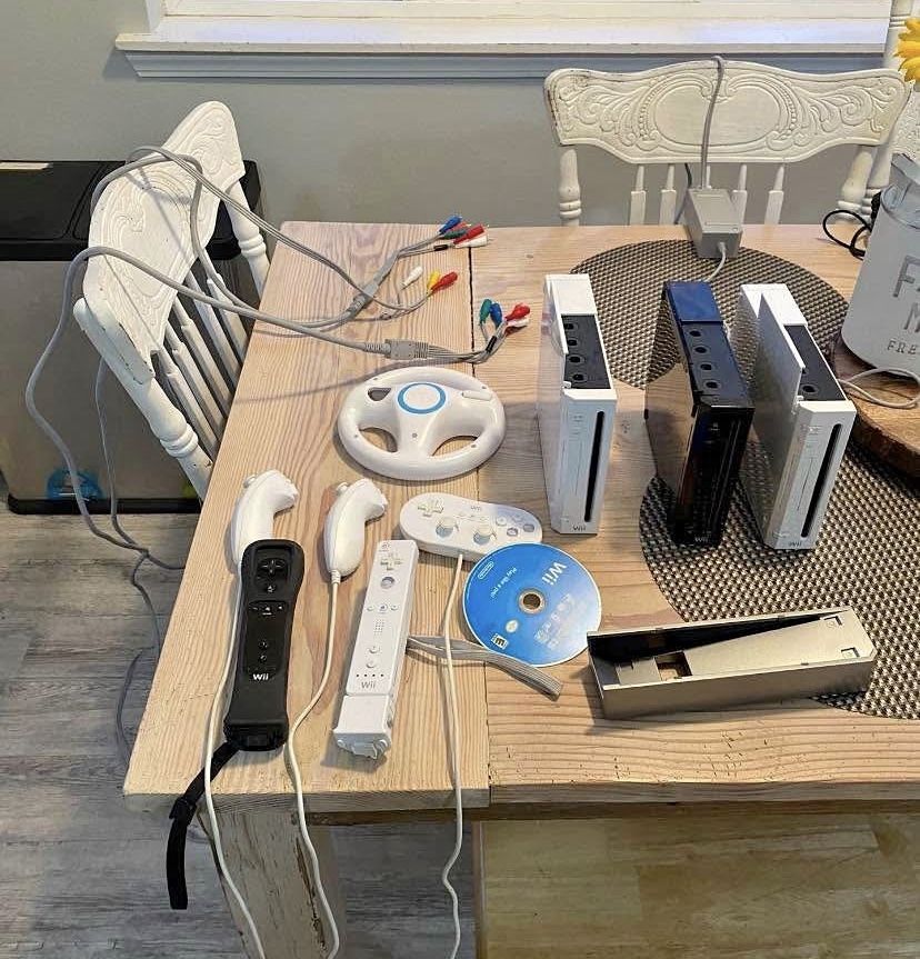 Nintendo Wii , 3 consoles, 1 power cord 1 av cable , 2 component cables, 1 game, and accessories