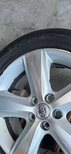 4 TOYOTA RIMS 215 - 55R17