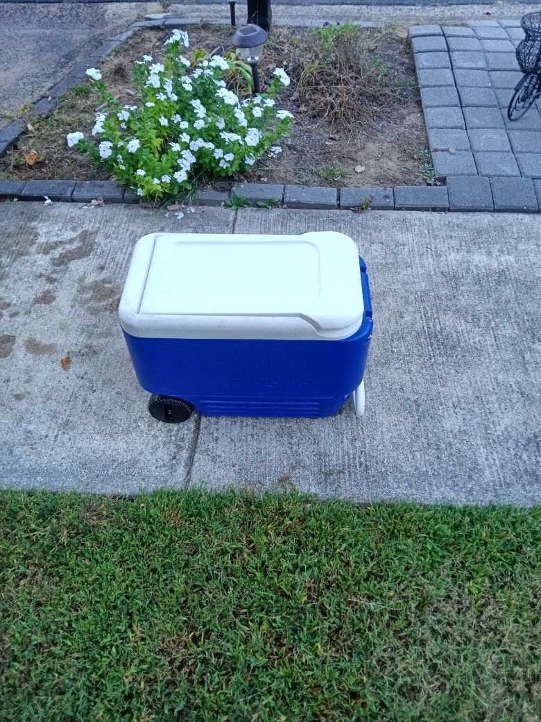 Igloo 38th Court Cooler On Wheels