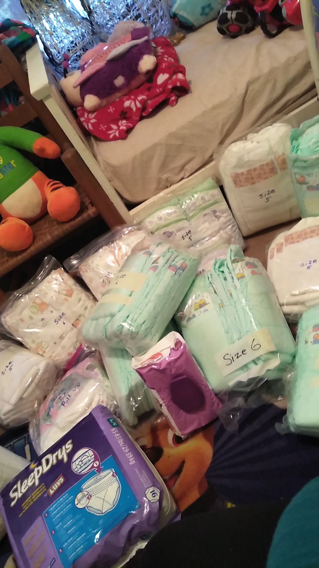 Dippers and wipes for sale got Huggies and luv and Pampers size fives ,six, 2t and some large up to 67pounds and wipes