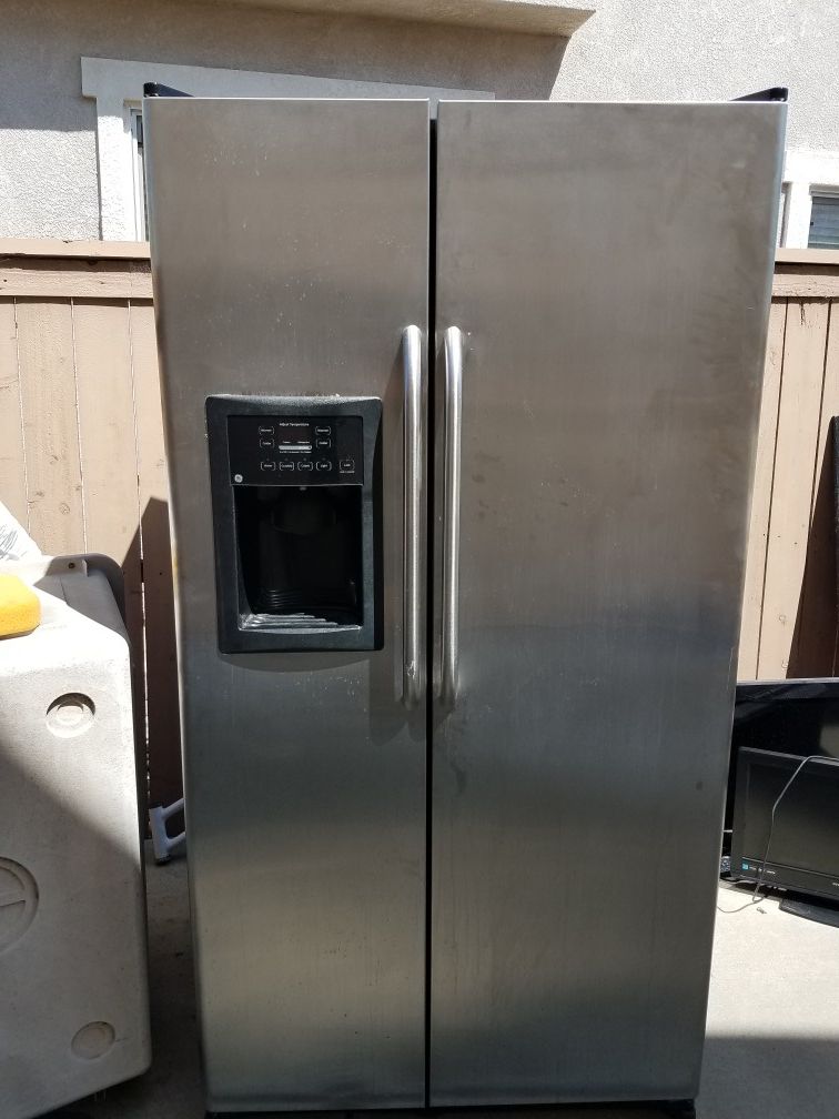 GE Side by side refrigerator/freezer