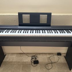 Yamaha P71 Digital Piano, 88 Weighted Keys, Stand and Pedal Included – Excellent Condition
