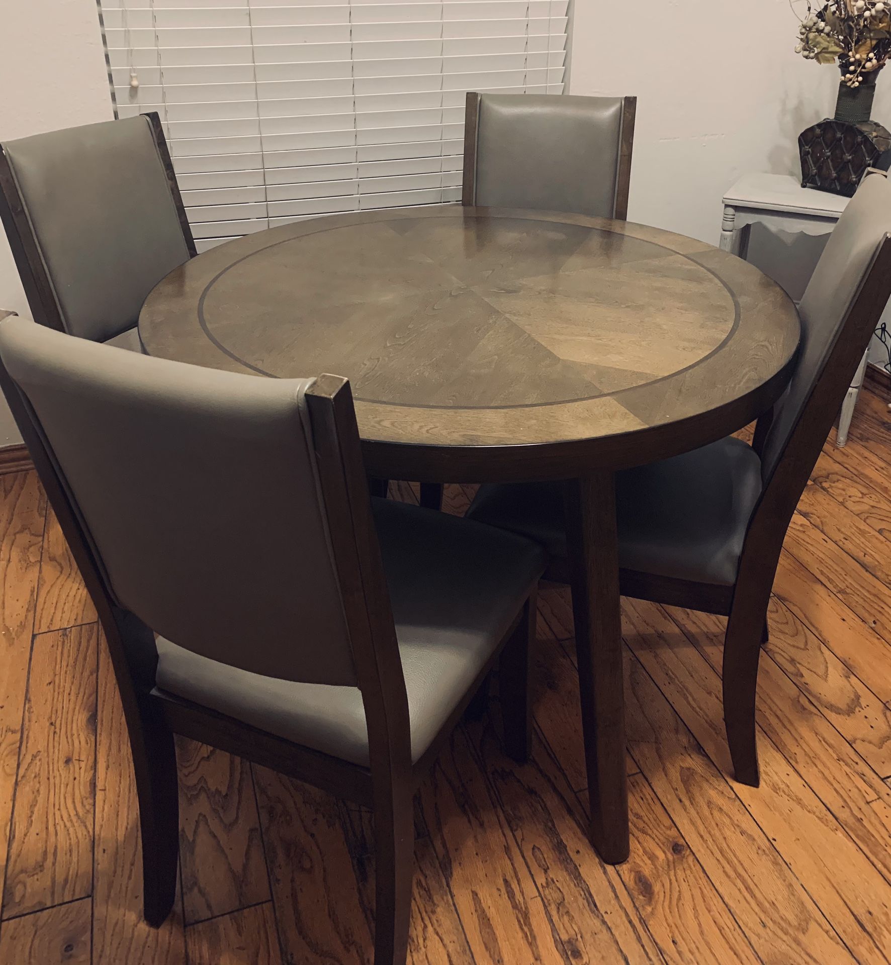 42” Round Kitchen Table With 4 Chairs