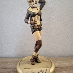 Harley Quinn Statue (Sepia Variant) - DC Collectibles
