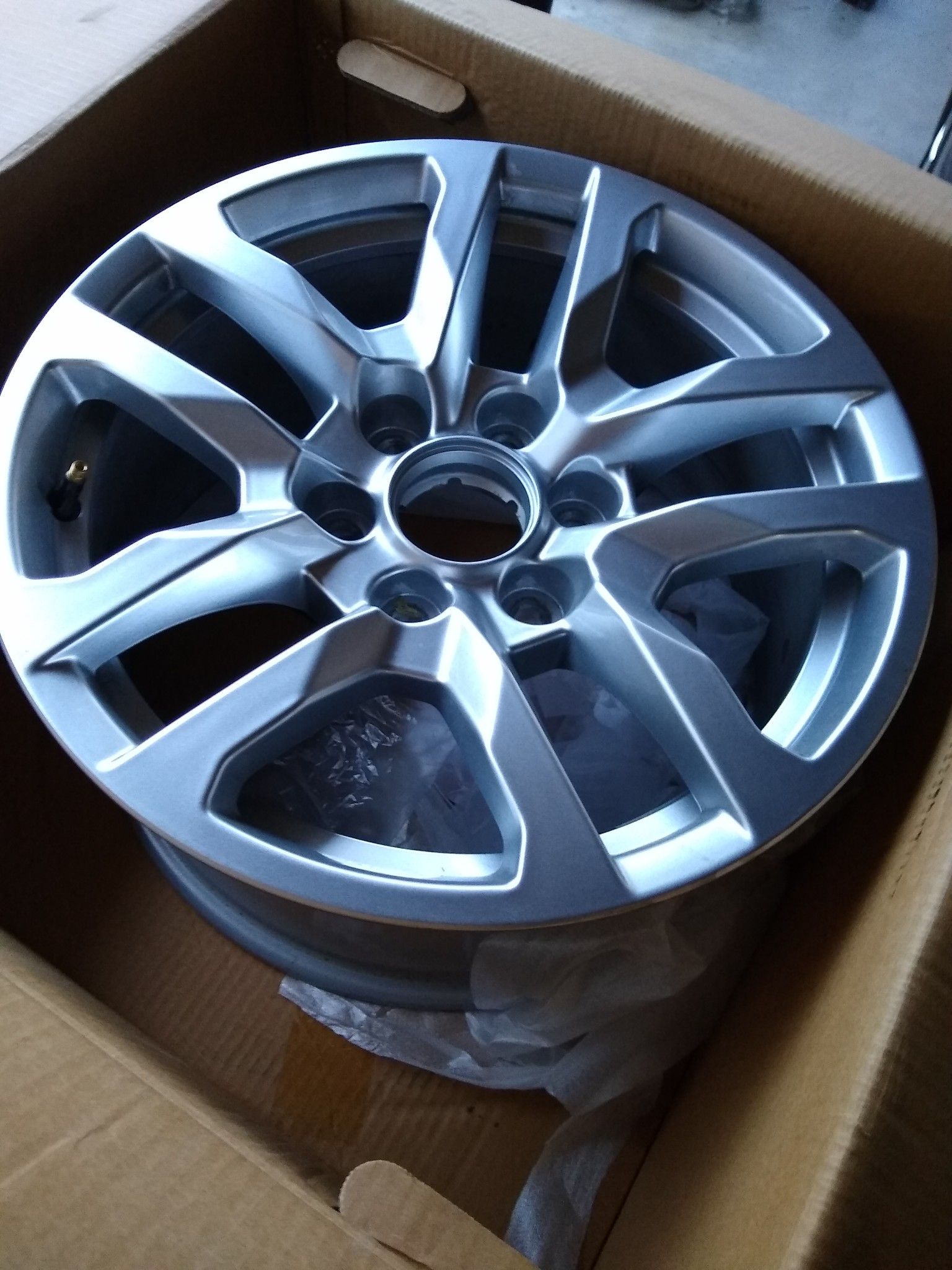 THESE ARE SWEET! 4 new original (OEM) GMC / Chevy 18 inch rims/wheels