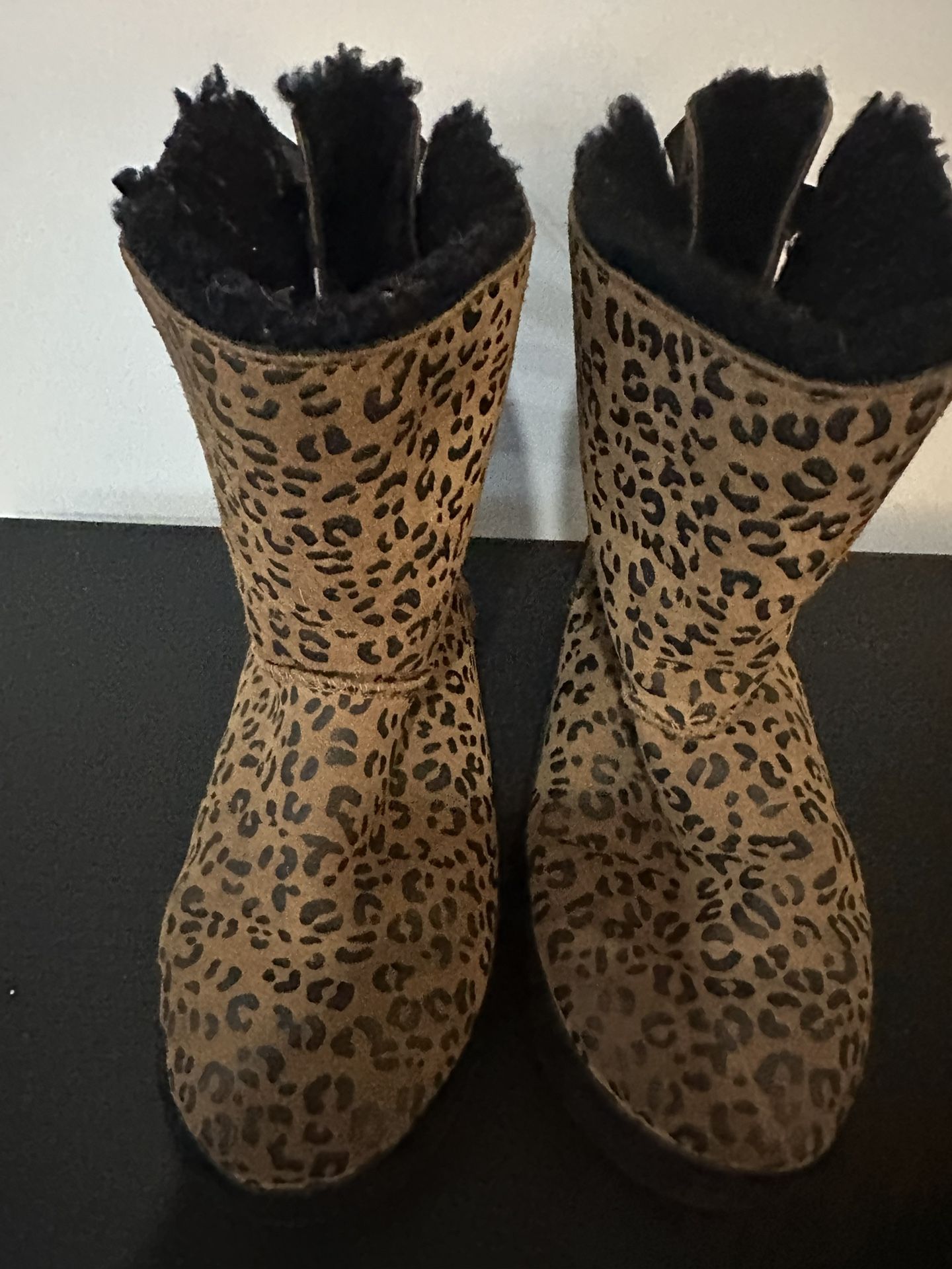 Uggs - Authentic 6 - Leopard/bows - Mid