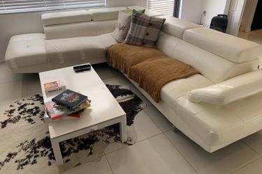 Leather white sofa good condition !! Includes coffee table !