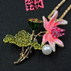 Beautiful! Lotus Flower Charm w/Free Chain 