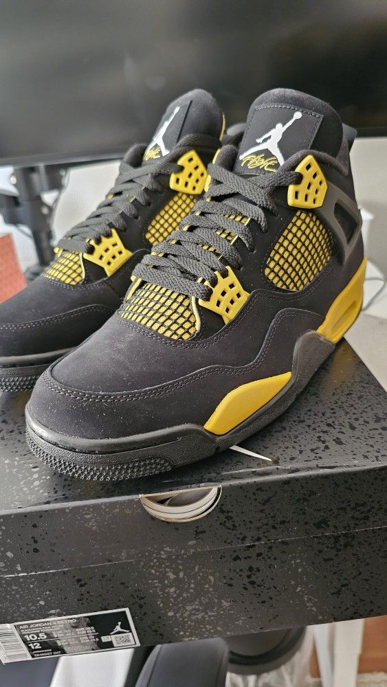 Air Jordan 4 Retro Thunder SIZE 10.5