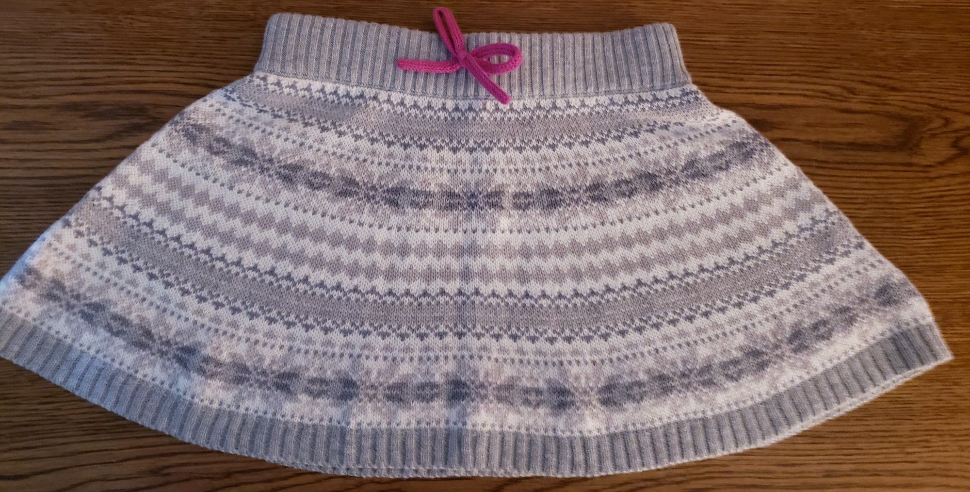 Oshkosh Girls 4T sweater EUC gray white