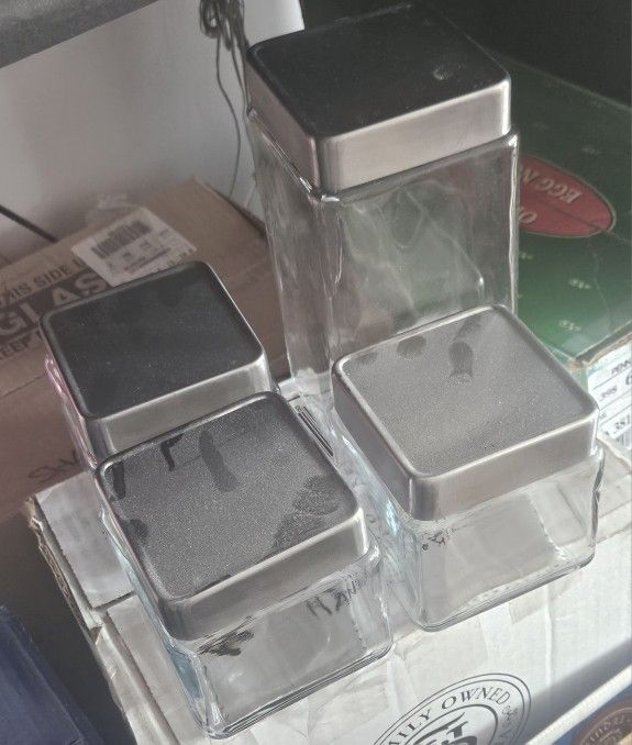 4 Glass Containers With Lids