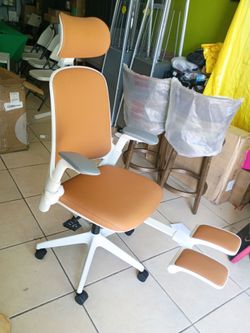 Sunaofe Boss Pro Ergonomic Chair features a brown leather finish with a sleek white https://offerup.com/redirect/?o=ZnJhbWUuRGVzaWdu: Premium PU leath