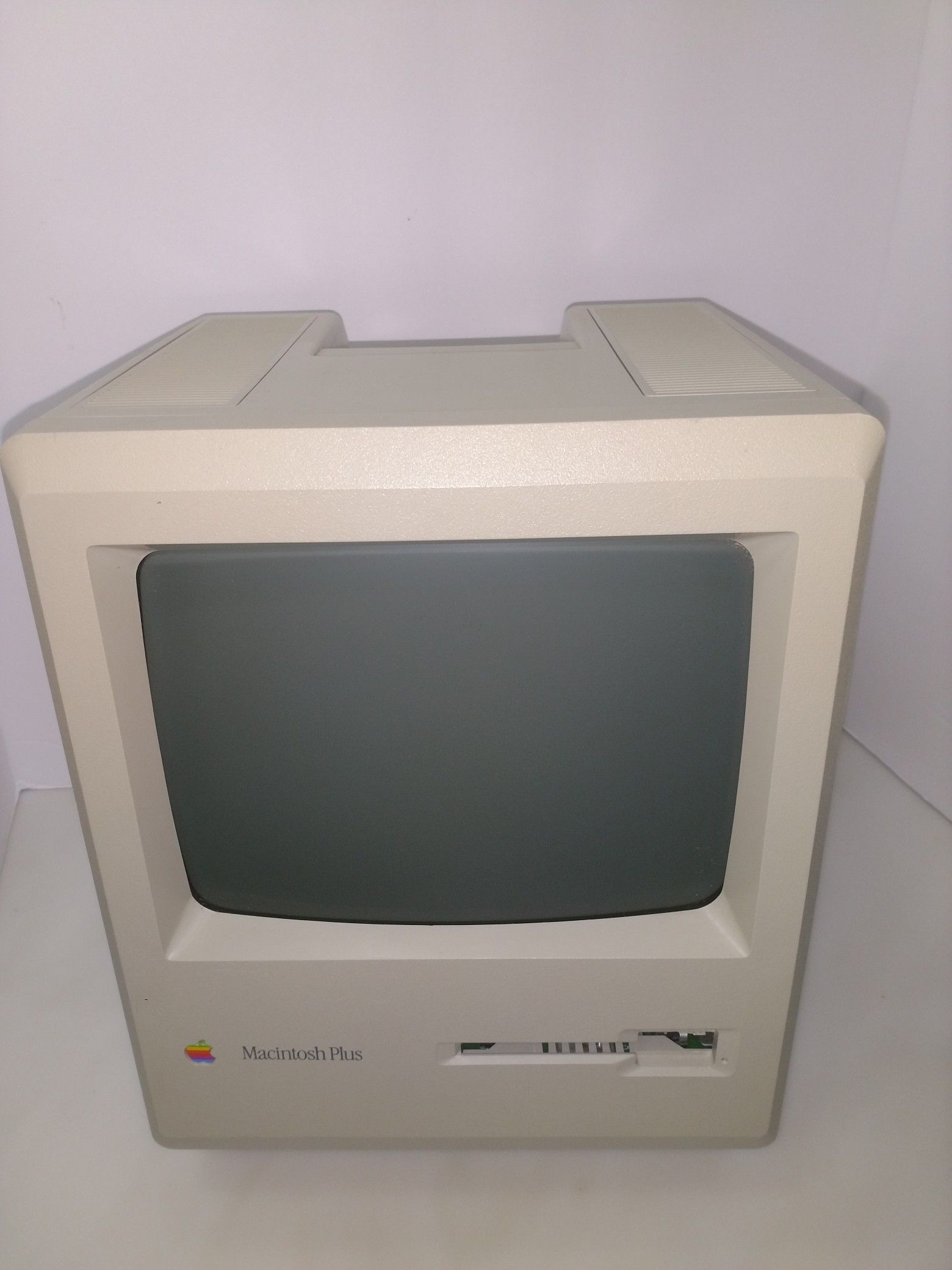Vintage Apple Computer MacIntosh Plus 1 MB