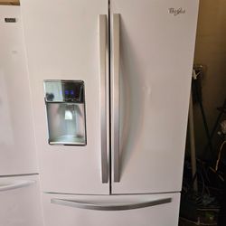 WHIRLPOOL REFRIGERATOR EXCELLENT CONDITION EVERYTHING WORKS GOOD DELIVERY AVAILABLE FOR EXTRA FEE 