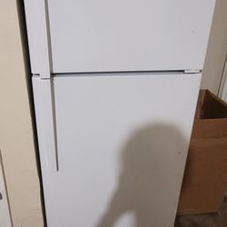 GE Fridge Top Freezer 17.5 cu ft