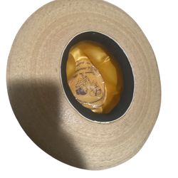 Modern sombrero de palma with a high crown and flat brim