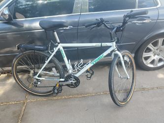TREK 7000 MOUNTAIN BIKE